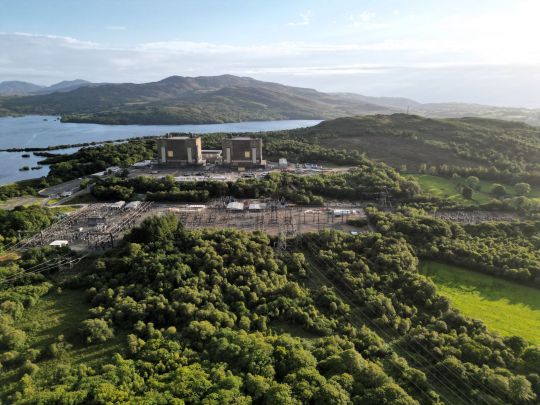 Llyn_ac_atomfa_Trawsfynydd_(nuclear_plant),_Gwynedd,_Parc_Cenedlaethol_Eryri_(National_Park),_Wales_04.jpg